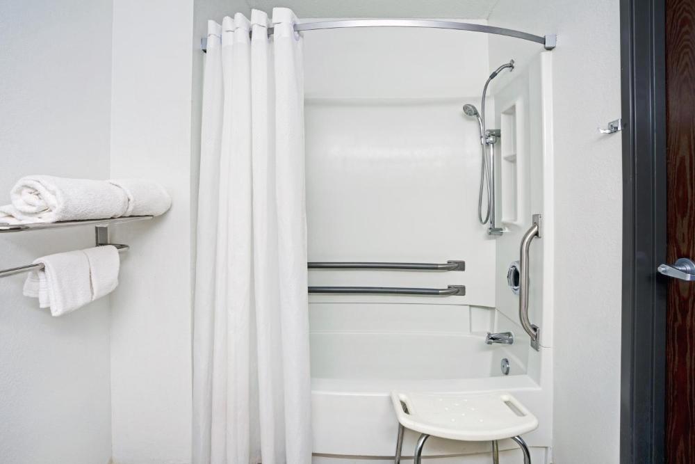 Queen Room - Mobility Access/Non-Smoking interior